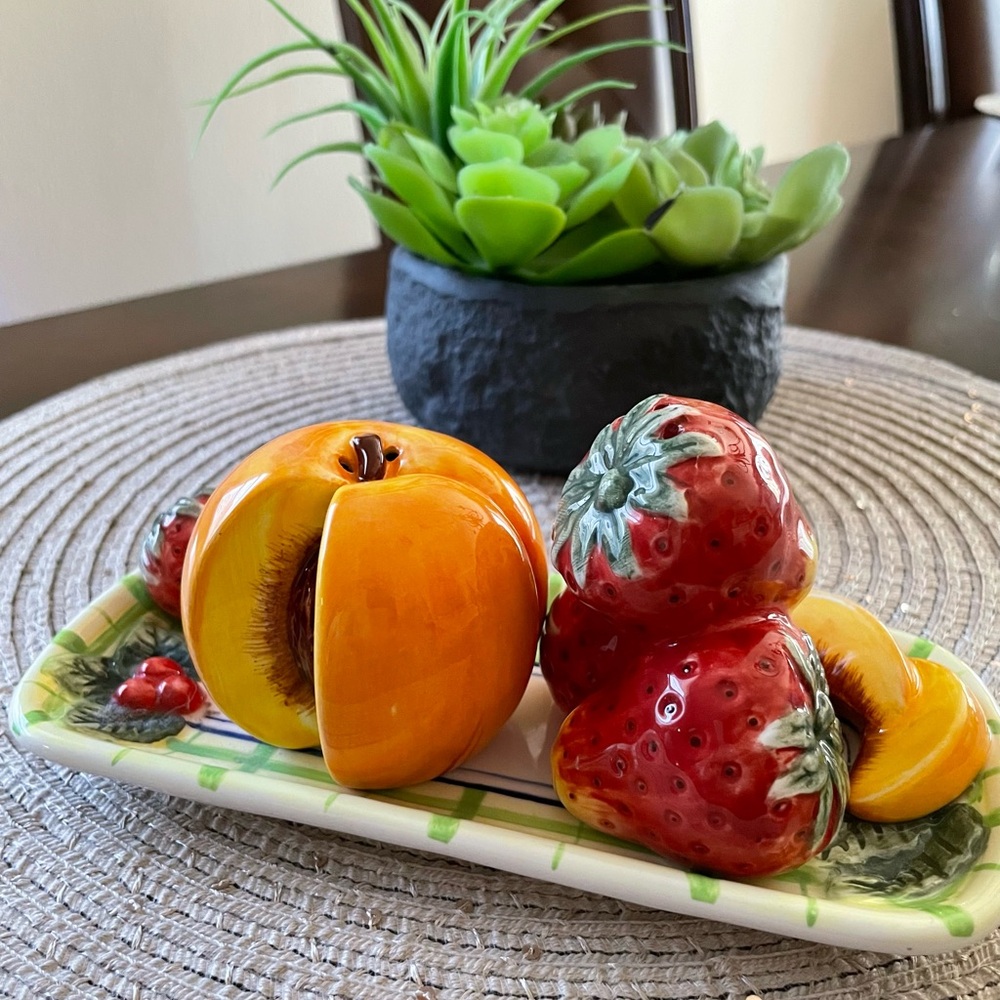 Vintage Bella Casa By Ganz 3 Piece Set. Fruit Salt and Pepper Shakers - Picture 6 of 6